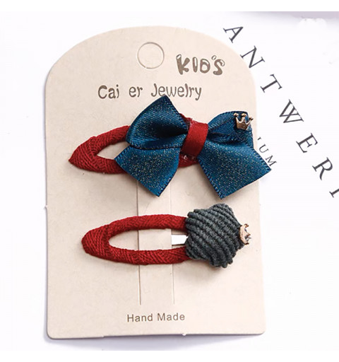 Detta set innehåller en hårspänne med en mörk blå rosett och en hårspänne med en stjärna .