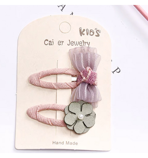 Detta set innehåller en hårspänne med en lila rosett och en hårspänne med en blomma i grå.