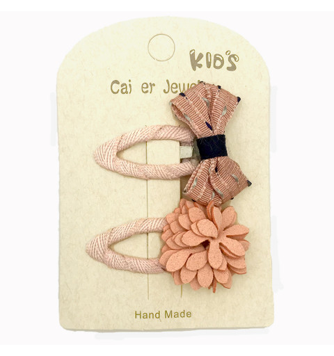 Detta set innehåller en hårspänne med en rosa rosett och en hårspänne med en blomma i tyg .