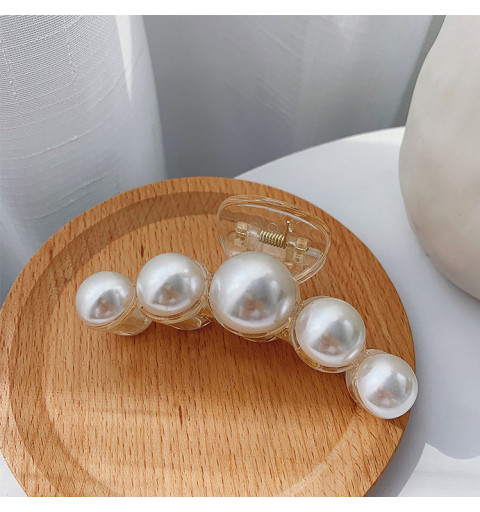 Hårklämma med stora och vita pärlor