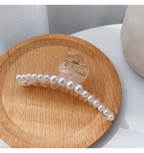 Hårklämma i plast med små vita pärlor